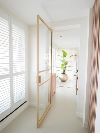 Strakke stalen deur met houten frame, perfect voor moderne interieurs en ruimte-indeling, op maat gemaakt door Aluwdoors.