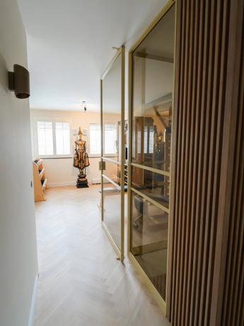 Hoogwaardige stalen interieurdeuren met metalen frame en glazen panelen, op maat gemaakt door Aluwdoors.