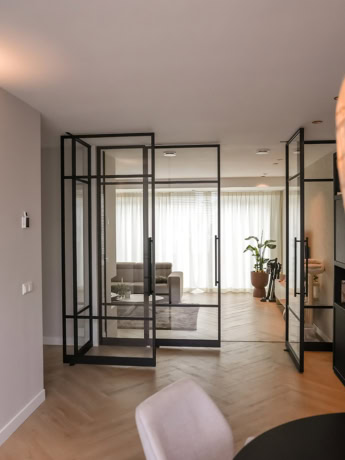 Dubbele taatsdeur met zijpanelen in de woonkamer