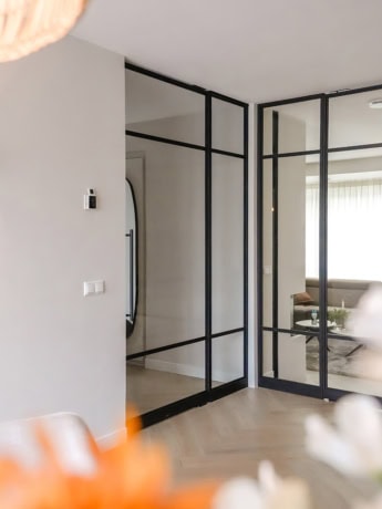 Hoge kwaliteit stalen taatssystemen en maatwerk deuren voor moderne interieurs.