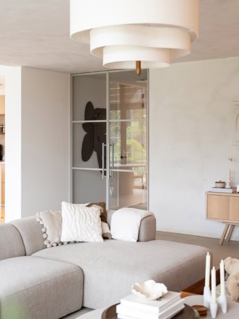 Laagdrempelige stalen binnendeur met glazen panelen, maatwerk deuren en wanden voor modern interieur, Aluwdoors.