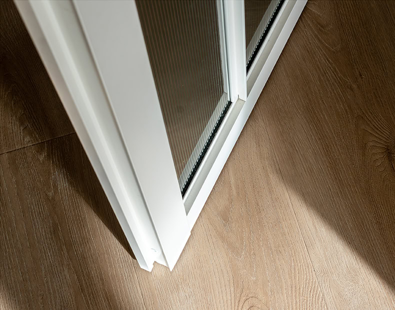 Moderne opdekdeur met stalen frame en glas, perfect voor op maat gemaakte binnendeuren, geschikt voor woning- en kantoorinterieurs.