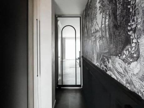 Moderne stalen taatsdeur met glas in een strak interieur, ideaal voor stijlvolle scheidingswanden en toegangsdeuren in woningen en kantoren.
