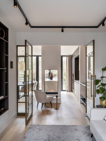 Luxe stalen scheidingswanden met glazen deuren in een moderne woonkamer voor een open en elegante uitstraling.