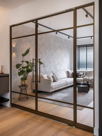 Dubbele taatsdeur brons van Aluwdoors in de kamer