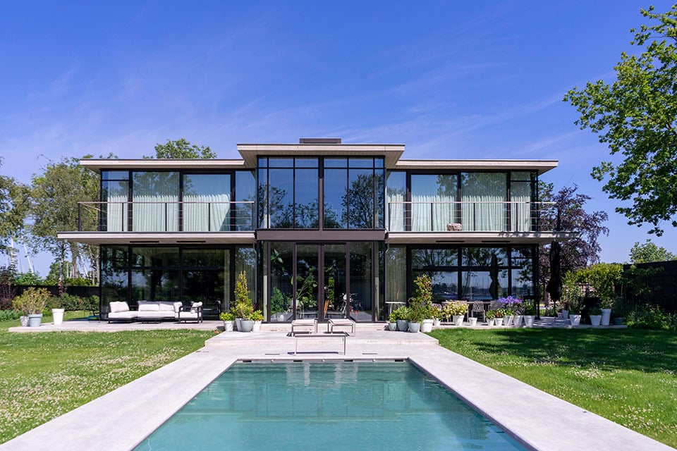 Moderne glazen stalen deuren en wanden voor buiten en binnen, maatwerk, hoogwaardig en stijlvol design door Aluwdoors.