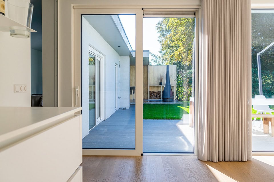 Witte aluminium schuifdeur buitenpui