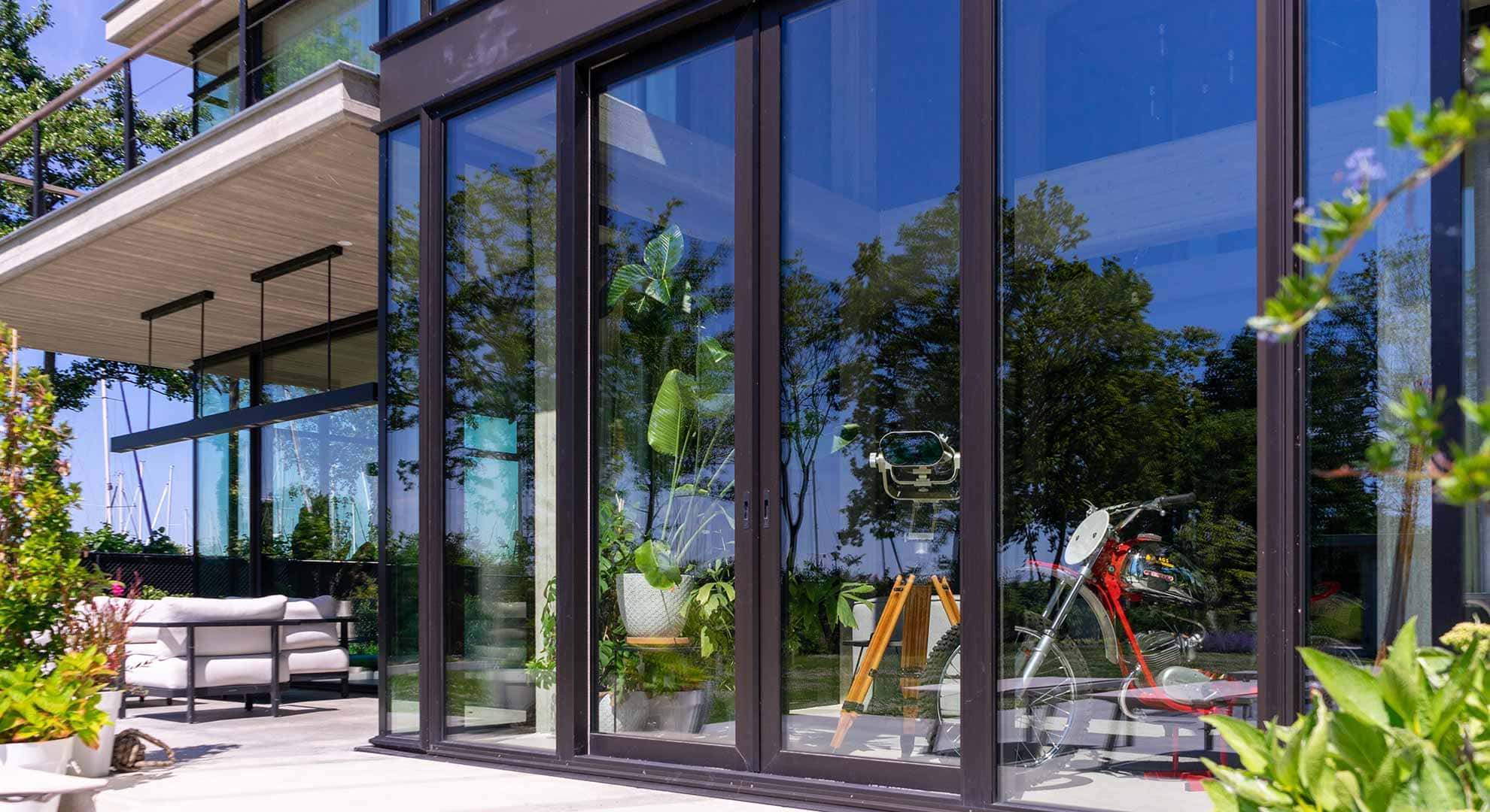 Hoogwaardige stalen schuifdeur met grote glazen panelen voor moderne woning | exclusieve stalen deuren op maat met strakke afwerking en glasgebruik | moderne woning met stalen deuren en glazen wanden voor een stijlvolle uitstraling | overzicht van stalen wand- en deurconstructies voor luxe interieurdesign | relevant.