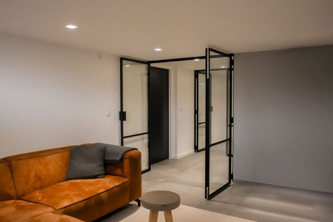 Moderne stalen binnendeuren met glas, op maat gemaakt voor een strak en industrieel interieur.