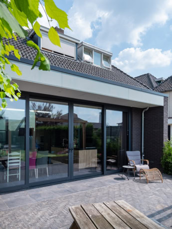 Hoogwaardige stalen schuifdeur op maat voor moderne woon- en woonruimtes, afgestemde oplossingen voor stijl en functionaliteit.