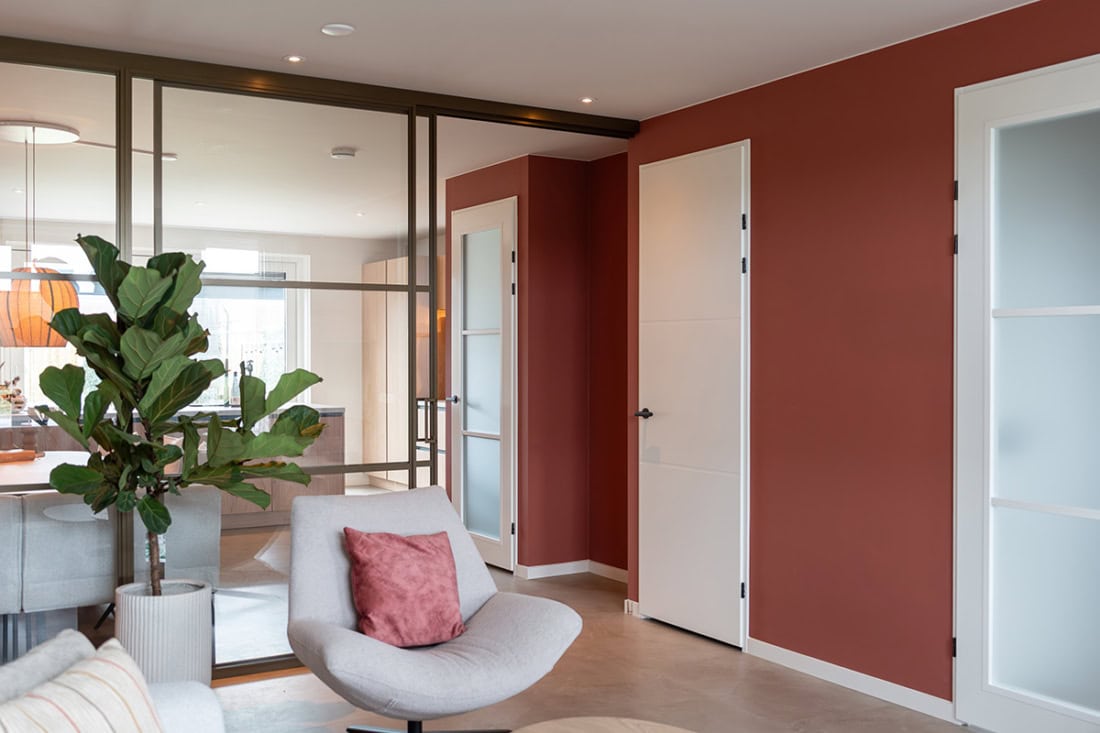 Elegante stalen deur met frosted glas en maatwerk ontwerp in modern interieur.