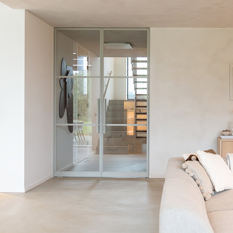 Roldeur stalen deur met glazen panelen en moderne afwerking.