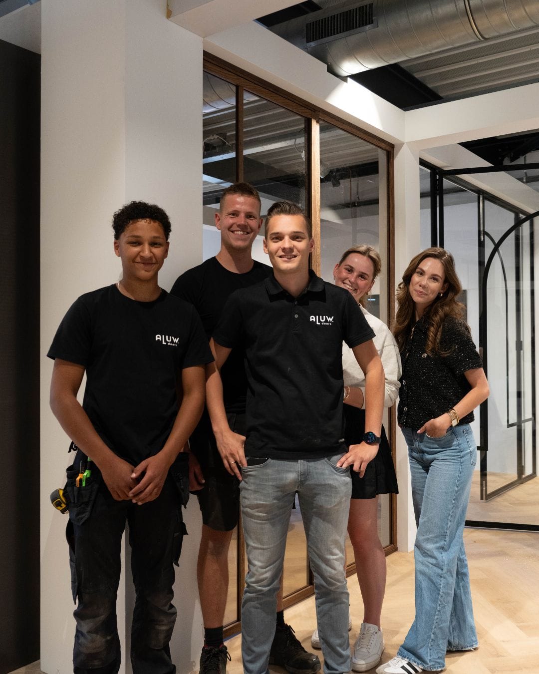 Modern stalen deur en wand op maat bij Aluwdoors, maatwerk voor moderne interieurs, hoogwaardige afwerking, geschikt voor kantoor en woning.