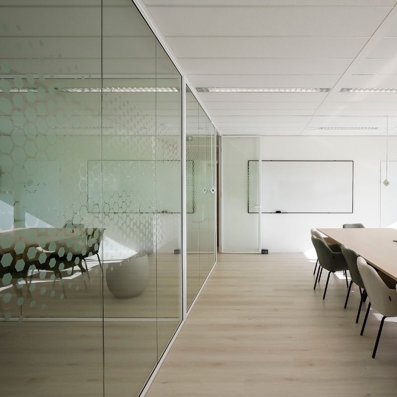 Witte kantoorwanden van Aluwdoors.