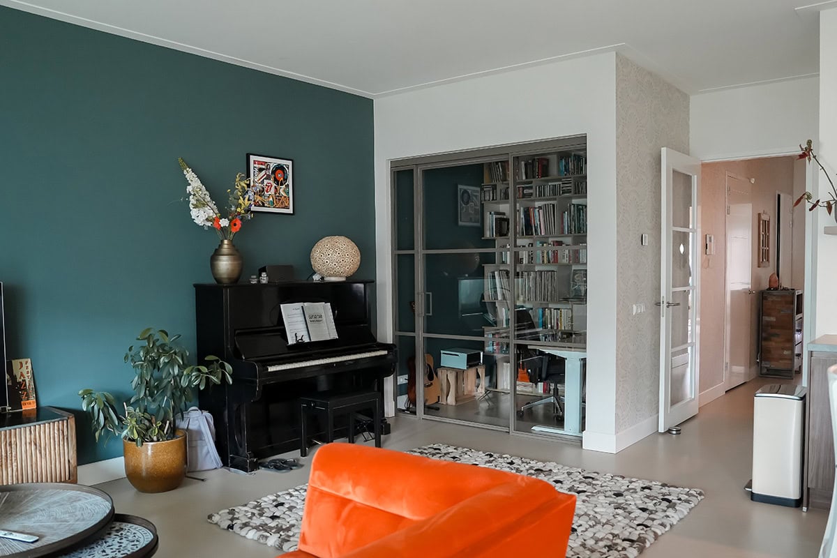 Grijze schuifdeur in de woonkamer