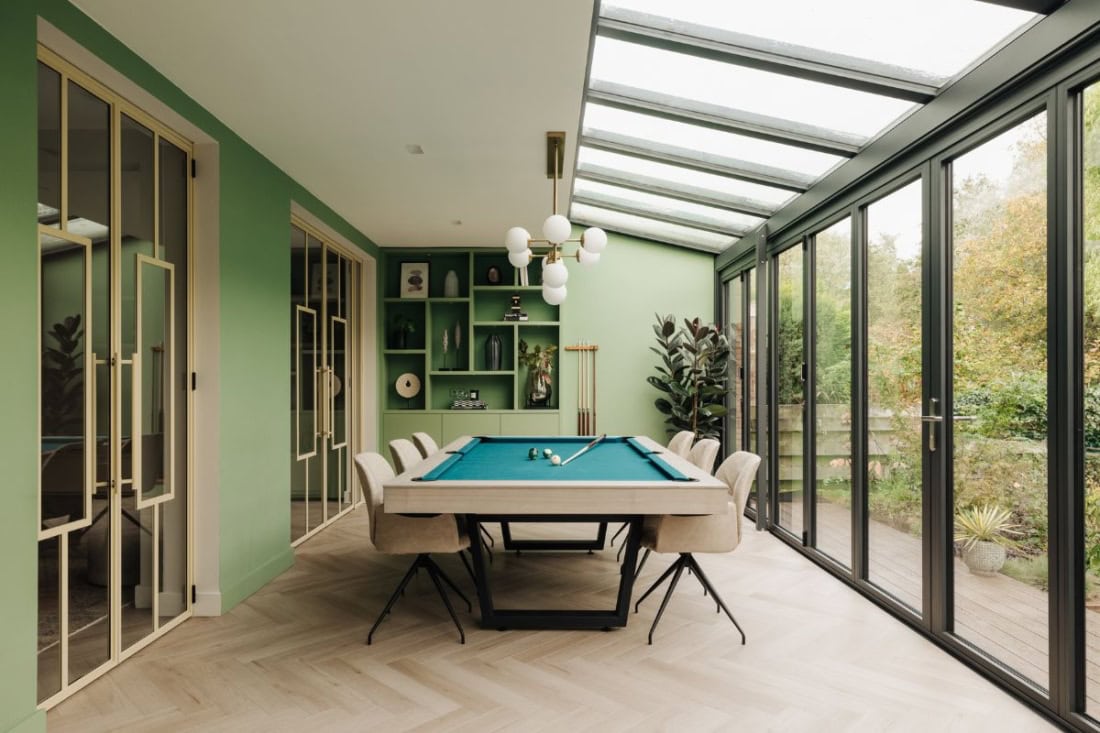 De dubbele scharnierdeuren geven deze kamer nog meer sfeer, ook door de prachtige vlakverdeling.