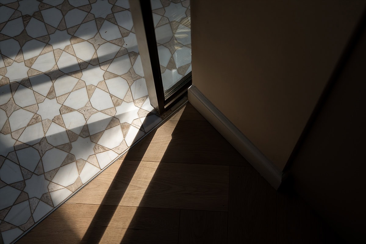 Detail photo of the profile of the steel doors of Aluwdoors