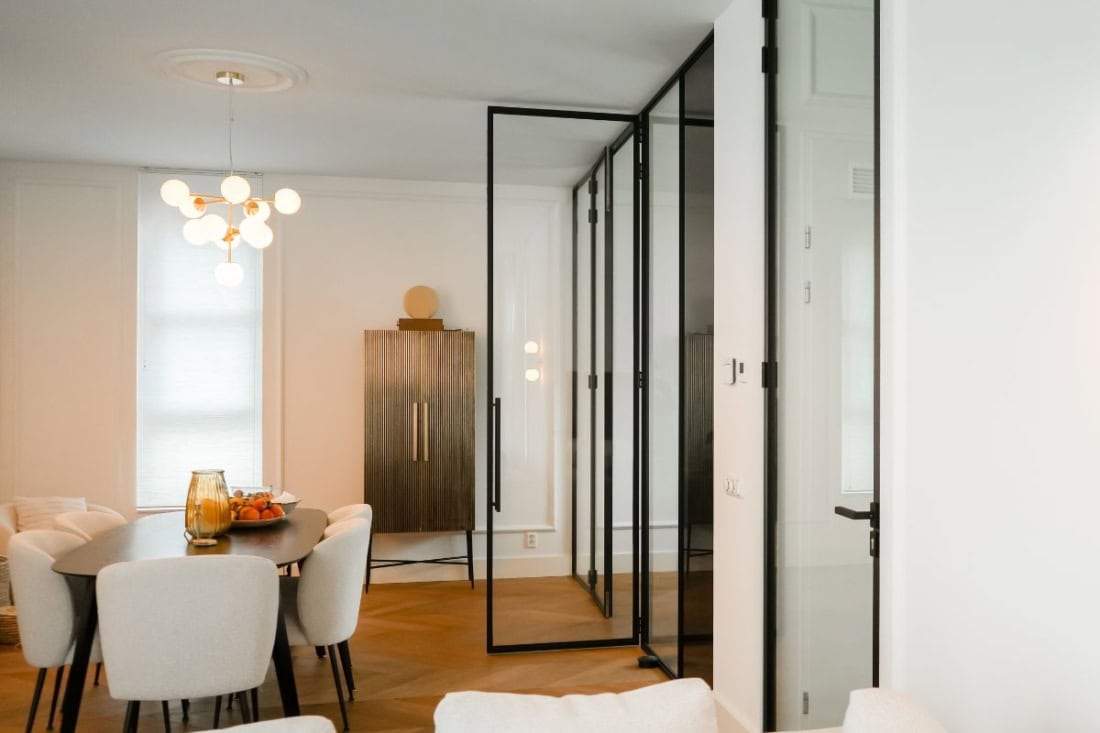 Glaswand en stalen scheidingswand in modern interieur, op maat gemaakt door Aluwdoors.