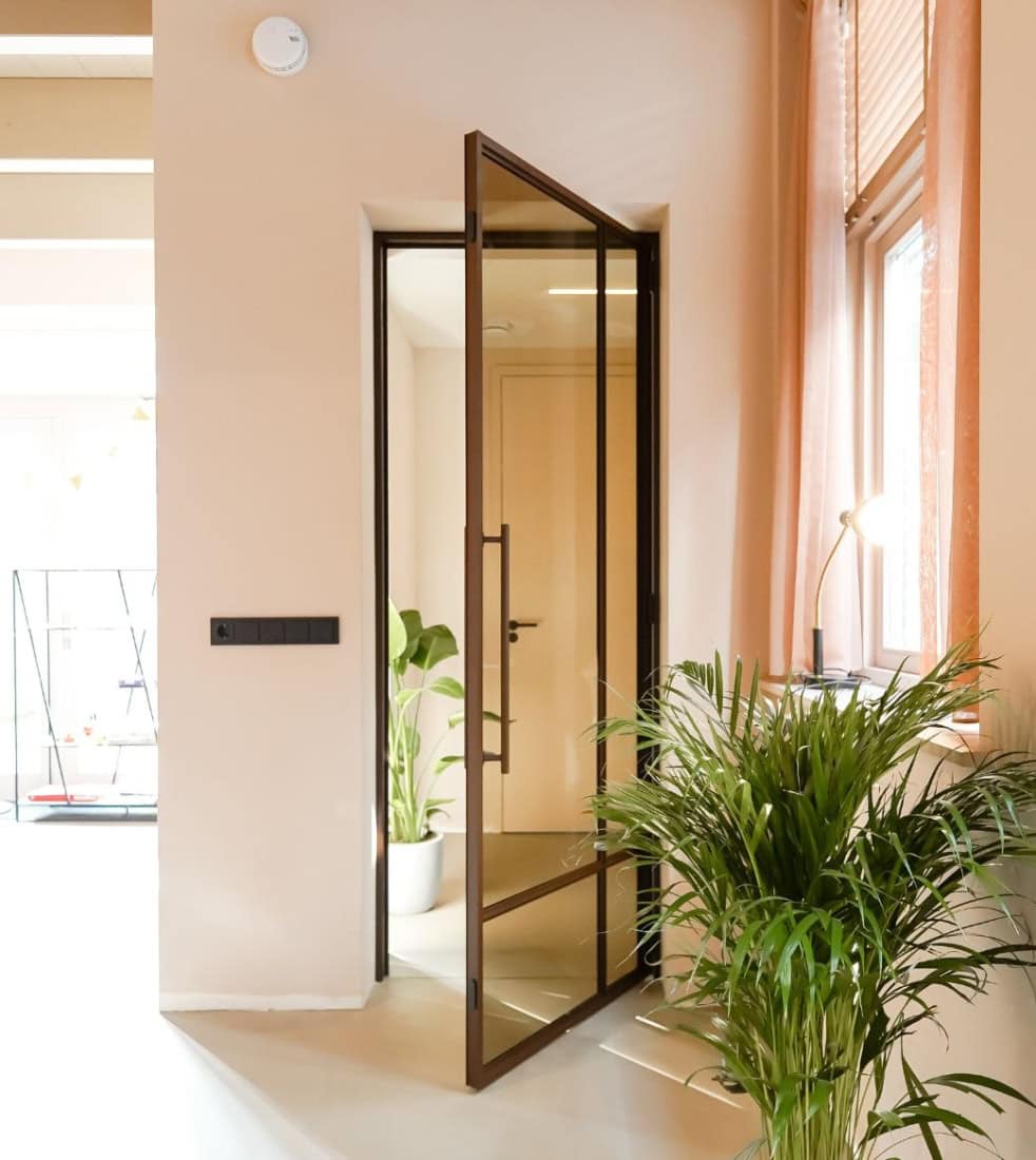 Elegant stalen glazen deur met zwarte frame voor binnengebruik, modern en op maat gemaakt, perfect voor een industrieel interieur.