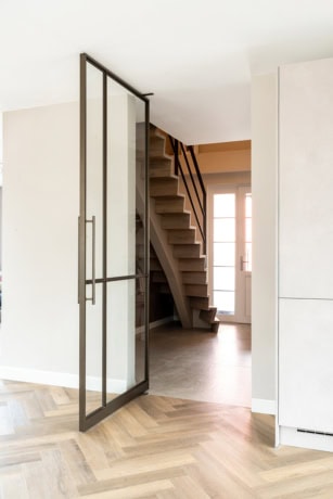 Enkele taatsdeur Anodic Brown van Aluwdoors in de keuken