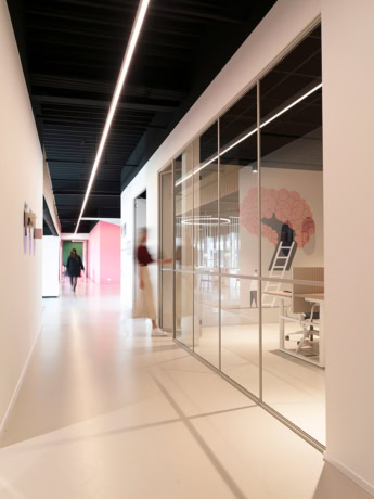 Glaswand met stalen deur in modern kantoorpand, transparante scheiding en stijlvolle architectuur.