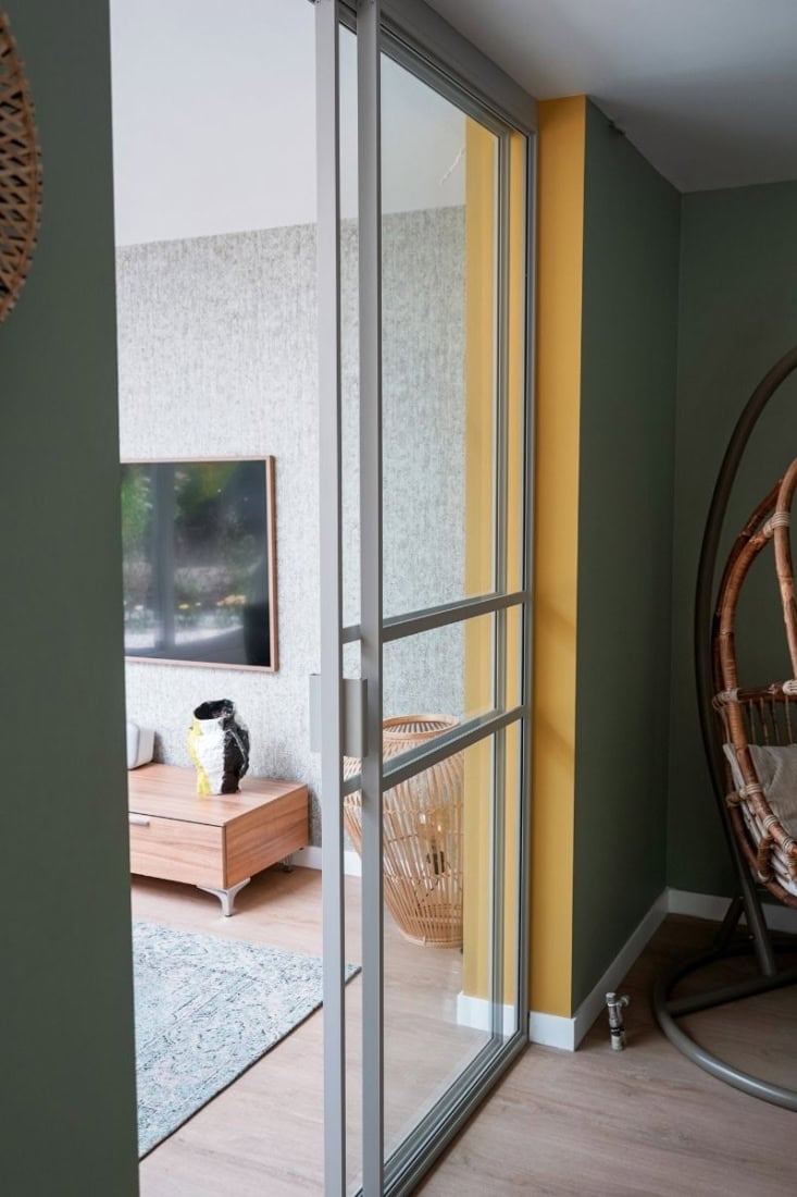 Sliding door with side panel in RAL 7044.