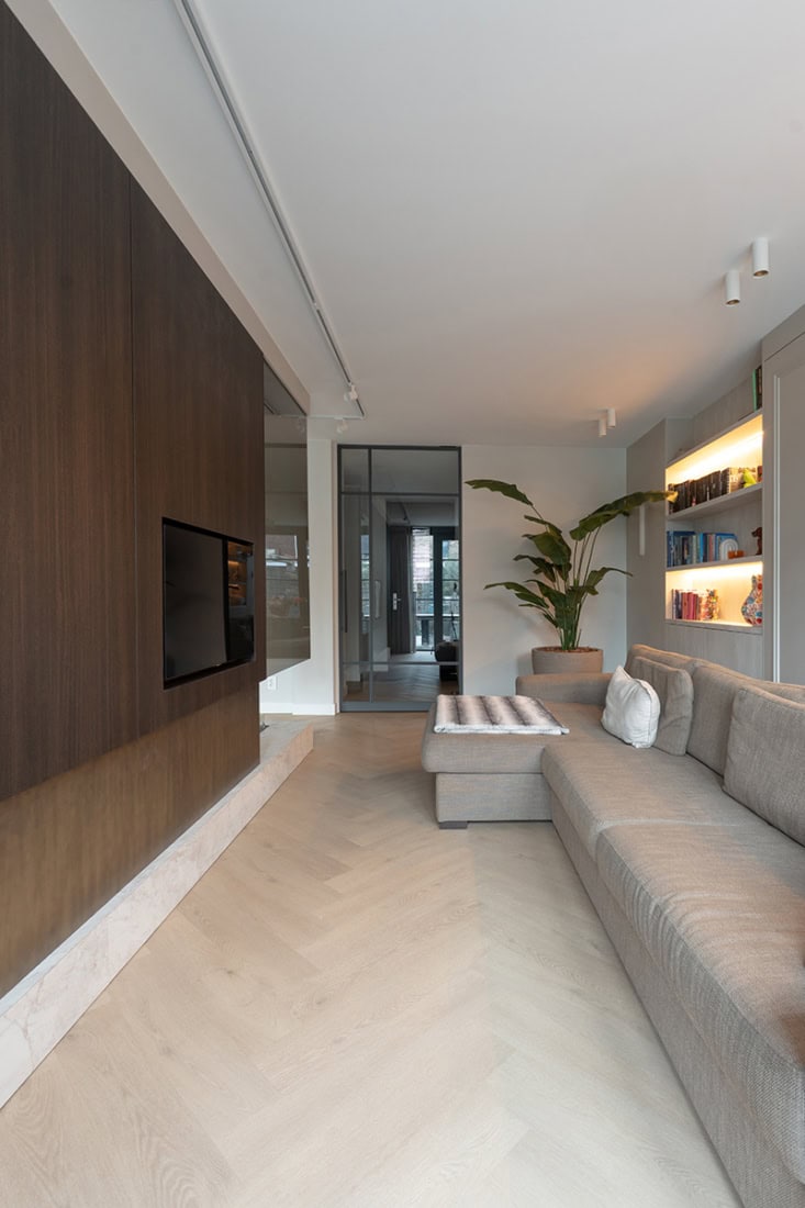 Strakke inrichting met stalen scheidingswand en op maat gemaakte deuren in modern interieur.