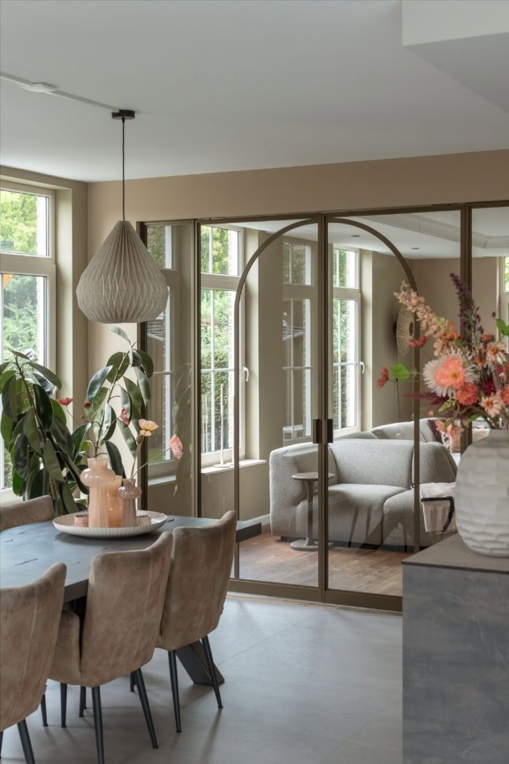 Double pivot doors with the arched rod inside.