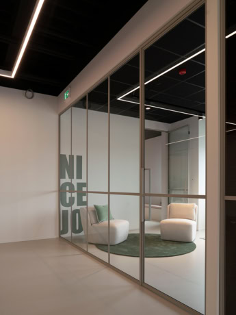 Modern stalen roldeur afgewerkt met matzwart frame, ideaal voor creatieve en functionele kantoorruimtes.