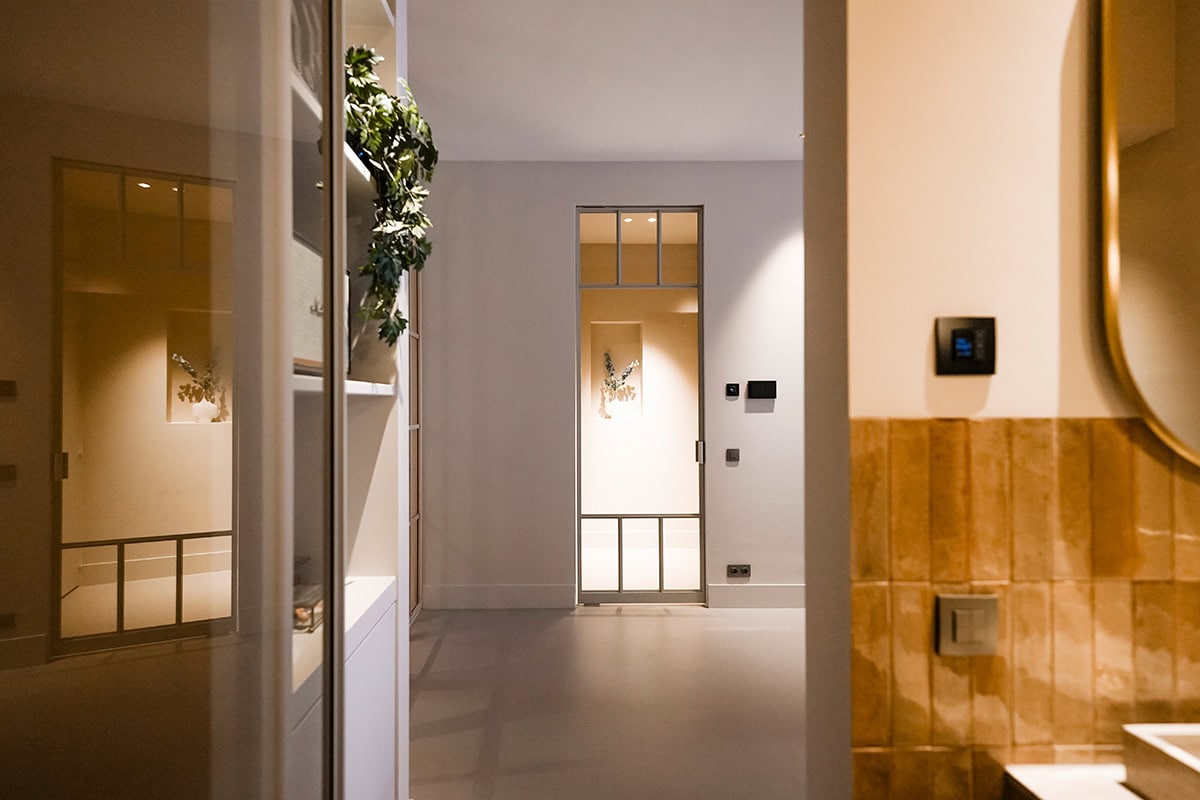 Hoge kwaliteit stalen deuren en wanden op maat, modern interieur ontwerp, op maat gemaakte stalen deur met glazen panelen, interieur inspiratie voor strakke ramen en metalen deuren.