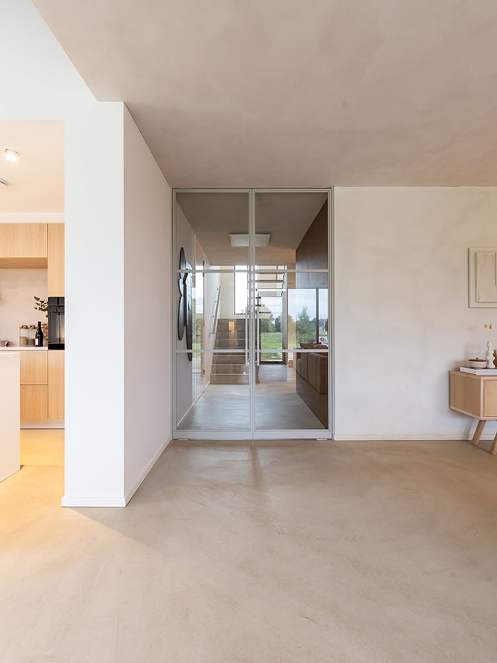 Glazen stalen deur met strak frame en grote glaspanelen, perfect voor moderne interieurs en scheiding van ruimtes op maat.