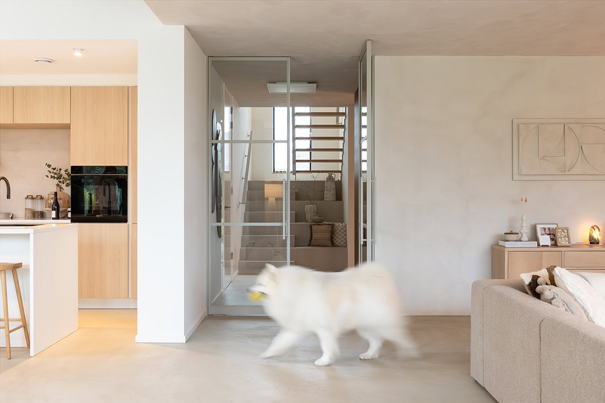 Beige deuren in de woonkamer