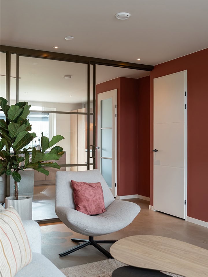 Hoogwaardige stalen binnen deuren op maat voor moderne interieurs.