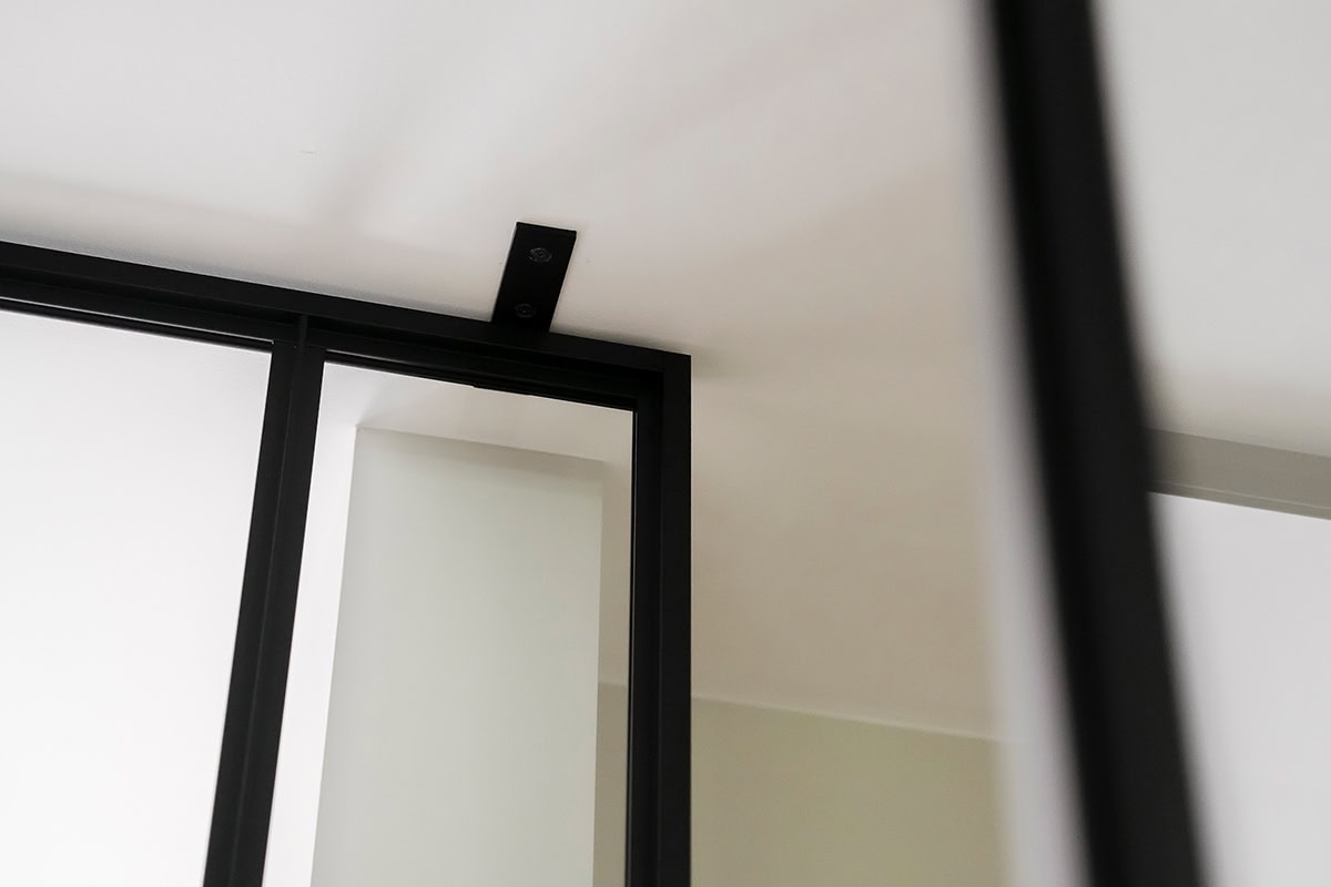 Strakke stalen binnendeuren met zwarte afwerking en grote glazen panelen, op maat gemaakt voor moderne interieurprojecten.