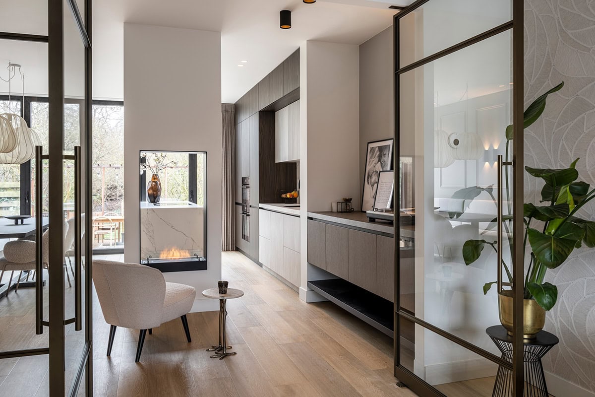 Elegante stalen deuren en op maat gemaakte wanden in een modern interieur, perfect voor een stijlvolle woning.