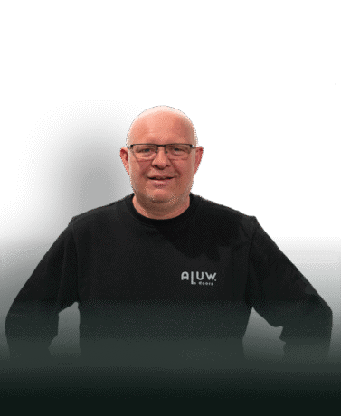 Moderne stalen deur met op maat gemaakte wande, perfect voor stijlvolle en veilige interieurs.