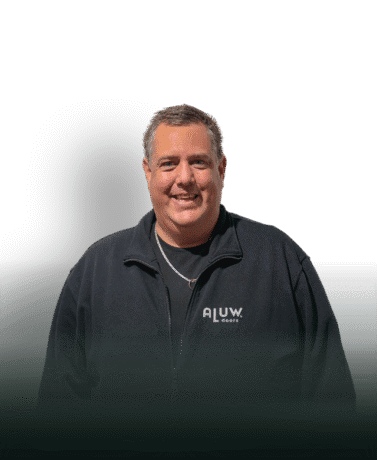 Robuuste stalen deur op maat met moderne afwerking, geleverd door Aluwdoors.