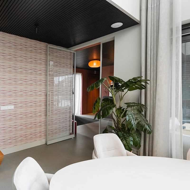 Strakke stalen schuifdeur met glas en maatwerk, ideaal voor moderne interieurs.