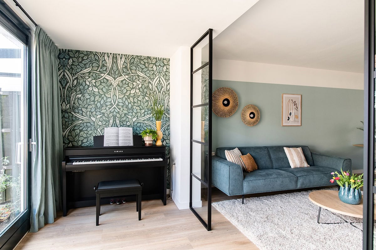 Elegant steel partition with glass for indoor use, modern division and minimalist design, perfect for customising living spaces.