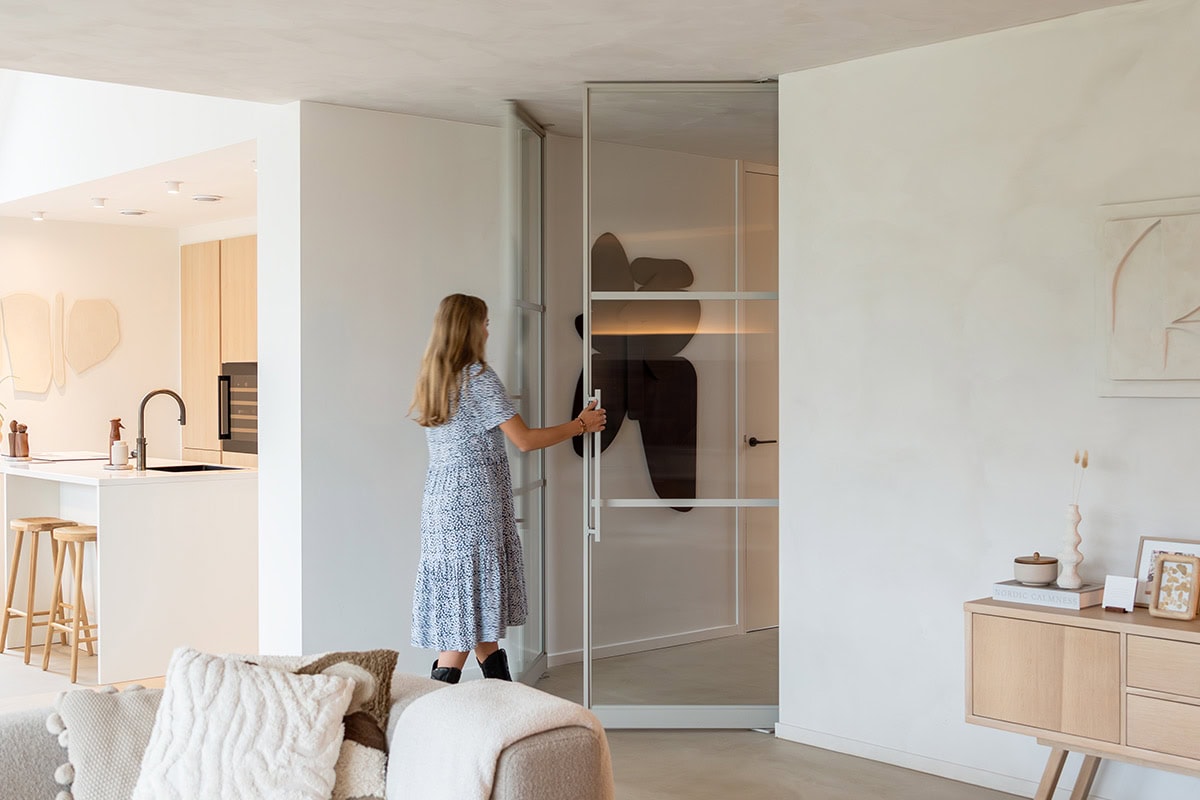 Elegante stalen schuifdeur op maat in modern interieur, perfect voor het verdelen van kamers en toevoegen van stijl.