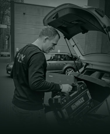 Speciaal ontworpen stalen deur en wand op maat voor een moderne interieurstijl, geleverd door Aluwdoors.