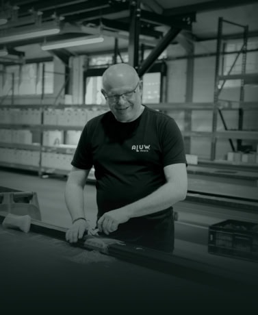 Elegante stalen deur op maat in een productiebedrijf, focus op vakmanschap en precisie in de fabricage van industriële deuren en wanden.