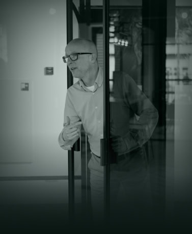 Stalen deur met glaswand in een modern kantoor, op maat gemaakt en stijlvol geïntegreerd in het interieur.