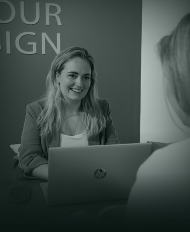 Efficiënte zakelijke bespreking met een glimlachende vrouw tijdens een overleg op kantoor.