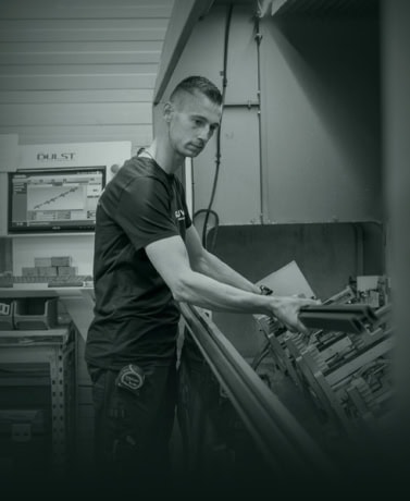 Optimaliseer maatwerk stalen deuren productie door een vakman bij Aluwdoors.