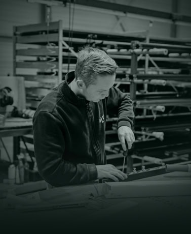 Robuuste staalbewerker in werkplaats voor op maat gemaakte stalen deuren en wanden.