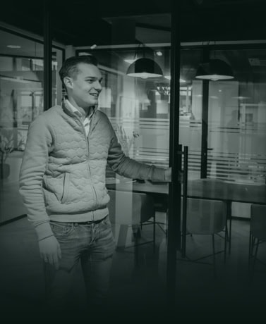 Moderne stalen deur in een kantooromgeving, op maat gemaakt en stijlvol ontworpen voor functioneel en designgerichte interieurprojecten.