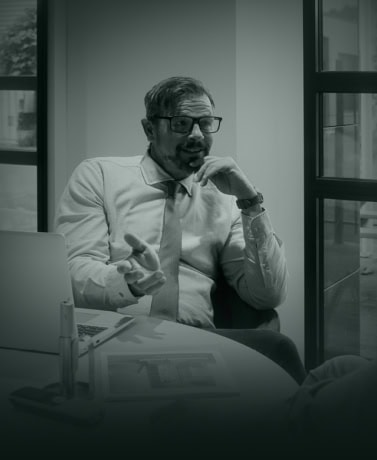 Customised flexible steel doors and walls for modern interiors, designed by Aluwdoors.