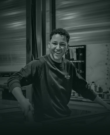 Hoogwaardige stalen deurenspecialist met glimlach in werkplaats, maatwerk wanden en deuren, Aluwdoors.