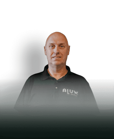 Robuuste stalen deuren op maat bij Aluwdoors, expert in hoogwaardige stalen deuren en wanden voor elk project.